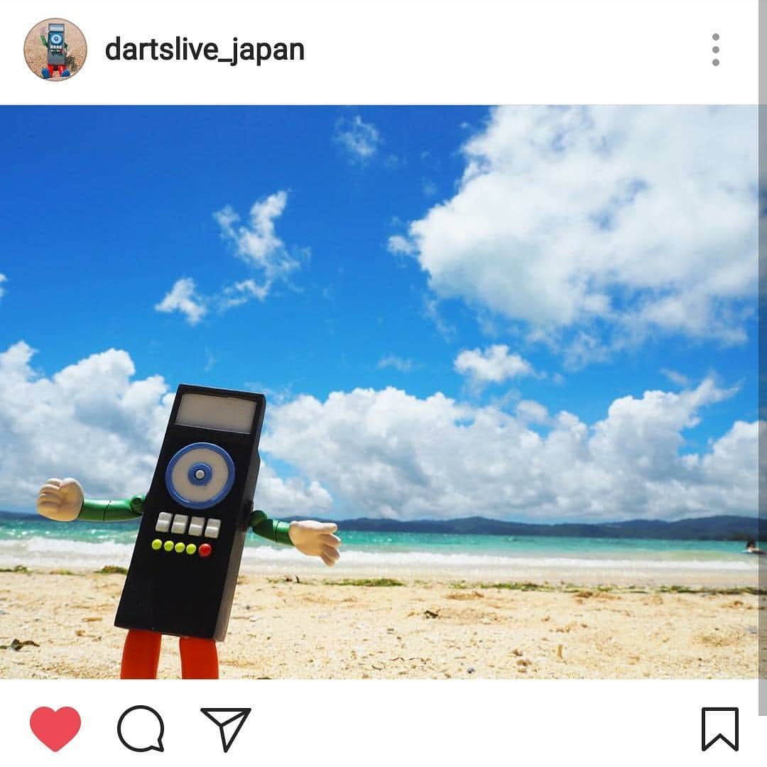 森田真結子さんのインスタグラム写真 - (森田真結子Instagram)「今更な写真なんだけど‥  #DARTSLIVE 公式Instagramに 登場している #ライブ君  #日本ダーツ祭り の時に 写真撮ったの💞  季節ごといろんなシチュエーションで写真上げてくれるし海には防水機能が無いから入れないけどボジョレー飲んじゃうしとりあえず癒されるからライブ君見る為にDARTSLIVE公式Instagramフォローしている(笑)  フォロワーまだまだ少ないから ダーツ好きはみんなフォローして🎯💕 https://www.instagram.com/dartslive_japan/ (アカウントは画像にもタグ付けしてるよ！) #ダーツ #ダーツライブ #ライブ君 #いやし #なかなかおめにかかれない #ダーツ好きな人と繋がりたい #Darts #ダーツ女子」11月21日 8時17分 - mayodarts