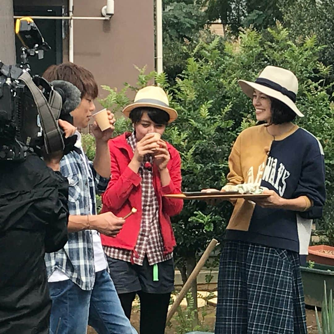 川瀬良子さんのインスタグラム写真 - (川瀬良子Instagram)「「やさいの時間」衣装☀️ 11月5日（📸1.2枚目）と19日（📸4.5枚目）の放送、どちらも トップス、スカート #クリフメイヤー です😊🌈 （カーキのクライミングフレアスカート、後ろの丈が長くなっていてとっても履きやすくて買っちゃいました！お気に入りです🌼） 帽子はどちらも #カブロカムリエ 長靴はどちらも #エーグル です👩🏻‍🌾 ＊ 3枚目の写真、何の野菜の葉っぱかわかりましたー？ 正解は…サツマイモです！ 土の下にできる大きなサツマイモがはみなさんご存知だと思いますが、葉っぱとツルが、こぉんなにわっさわさと伸びるんですよー！ サツマイモやジャガイモの収穫は、宝探しのようで楽しいですね🍠🥔🍠🥔 ＊ #NHK #Eテレ #趣味の園芸 #やさいの時間 #杉浦太陽 さん #長沢裕 ちゃん #藤田智 先生 #kriffmayer  #aigle  #菜園ファッション #農作業着 #農業女子 #ノケジョ  #ガーデニング #帽子 #長靴 #畑 #土 #野菜 #家庭菜園 #野菜作り #栽培 #サツマイモ #葉 スタイリングは森田さん😆👏🏻 @ayana0811m」11月21日 9時12分 - kawase_ryoko