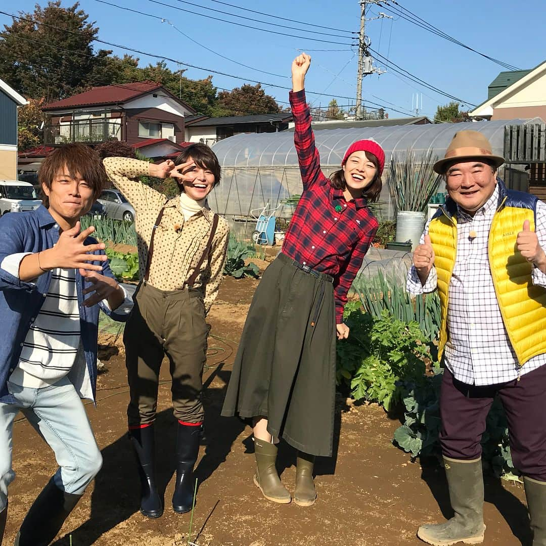 川瀬良子さんのインスタグラム写真 - (川瀬良子Instagram)「「やさいの時間」衣装☀️ 11月5日（📸1.2枚目）と19日（📸4.5枚目）の放送、どちらも トップス、スカート #クリフメイヤー です😊🌈 （カーキのクライミングフレアスカート、後ろの丈が長くなっていてとっても履きやすくて買っちゃいました！お気に入りです🌼） 帽子はどちらも #カブロカムリエ 長靴はどちらも #エーグル です👩🏻‍🌾 ＊ 3枚目の写真、何の野菜の葉っぱかわかりましたー？ 正解は…サツマイモです！ 土の下にできる大きなサツマイモがはみなさんご存知だと思いますが、葉っぱとツルが、こぉんなにわっさわさと伸びるんですよー！ サツマイモやジャガイモの収穫は、宝探しのようで楽しいですね🍠🥔🍠🥔 ＊ #NHK #Eテレ #趣味の園芸 #やさいの時間 #杉浦太陽 さん #長沢裕 ちゃん #藤田智 先生 #kriffmayer  #aigle  #菜園ファッション #農作業着 #農業女子 #ノケジョ  #ガーデニング #帽子 #長靴 #畑 #土 #野菜 #家庭菜園 #野菜作り #栽培 #サツマイモ #葉 スタイリングは森田さん😆👏🏻 @ayana0811m」11月21日 9時12分 - kawase_ryoko