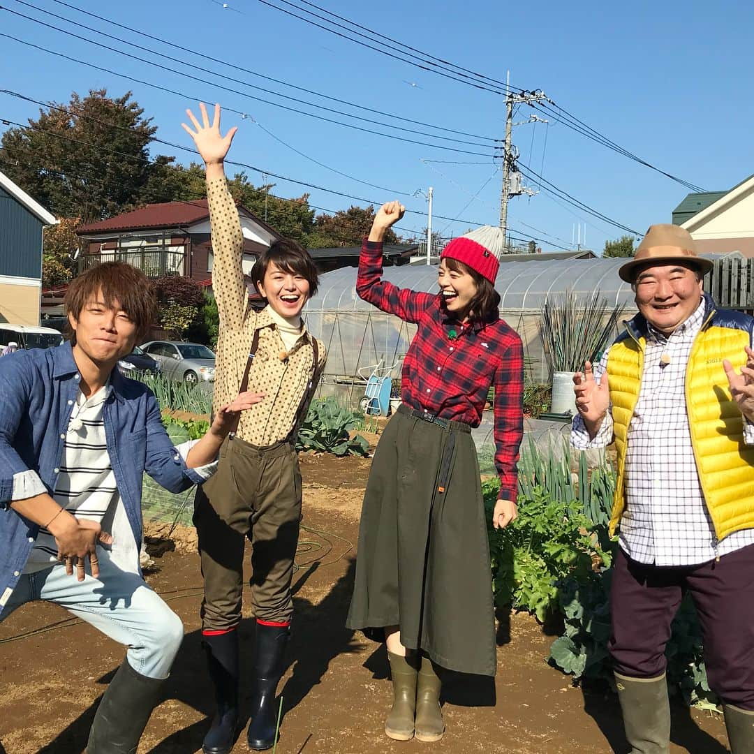 川瀬良子さんのインスタグラム写真 - (川瀬良子Instagram)「「やさいの時間」衣装☀️ 11月5日（📸1.2枚目）と19日（📸4.5枚目）の放送、どちらも トップス、スカート #クリフメイヤー です😊🌈 （カーキのクライミングフレアスカート、後ろの丈が長くなっていてとっても履きやすくて買っちゃいました！お気に入りです🌼） 帽子はどちらも #カブロカムリエ 長靴はどちらも #エーグル です👩🏻‍🌾 ＊ 3枚目の写真、何の野菜の葉っぱかわかりましたー？ 正解は…サツマイモです！ 土の下にできる大きなサツマイモがはみなさんご存知だと思いますが、葉っぱとツルが、こぉんなにわっさわさと伸びるんですよー！ サツマイモやジャガイモの収穫は、宝探しのようで楽しいですね🍠🥔🍠🥔 ＊ #NHK #Eテレ #趣味の園芸 #やさいの時間 #杉浦太陽 さん #長沢裕 ちゃん #藤田智 先生 #kriffmayer  #aigle  #菜園ファッション #農作業着 #農業女子 #ノケジョ  #ガーデニング #帽子 #長靴 #畑 #土 #野菜 #家庭菜園 #野菜作り #栽培 #サツマイモ #葉 スタイリングは森田さん😆👏🏻 @ayana0811m」11月21日 9時12分 - kawase_ryoko