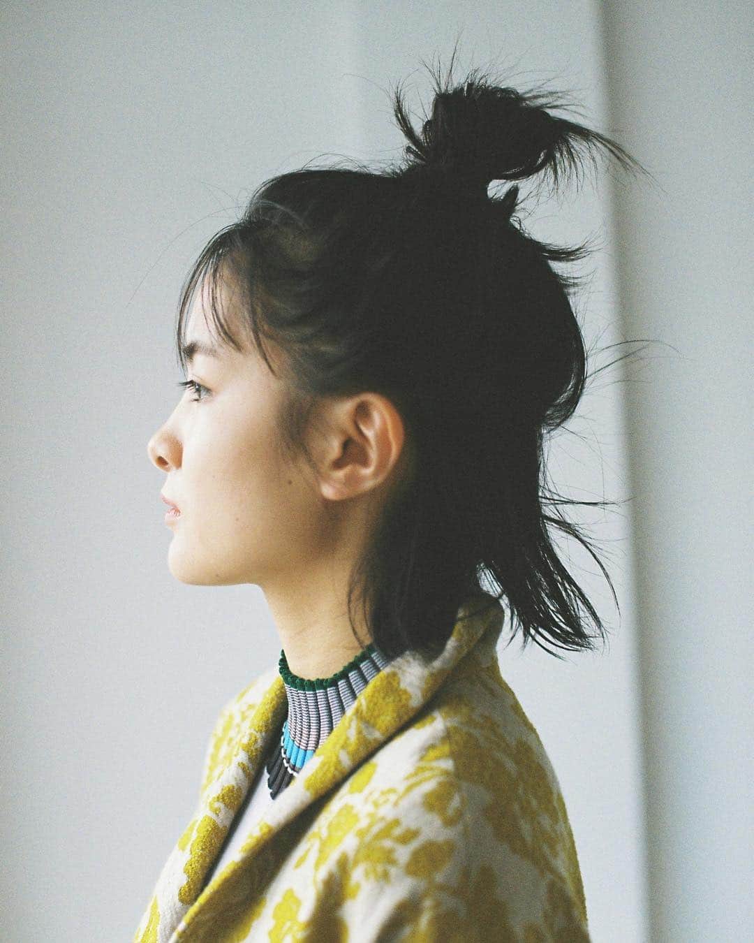 花盛友里のインスタグラム：「Shooting for @soupmagazine . 朝ドラヒロインの葵わかなちゃん。 とっっても可愛くて自然体で素敵な子だったなぁ！ また会いたい！ . 発売中のsoup plus 表紙や中ページ撮ってます。ぜひ本屋さんで探してみてね♡ . #portrait #japan #japanese #photographer #葵わかな」