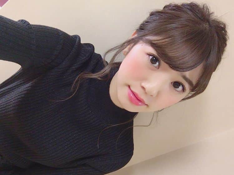 加田穂乃華のインスタグラム：「おはようございます😃 前にしてもらった撮影でのヘアメイク💗 ゆるポニーテールのアレンジが可愛すぎた😊😊 今日の撮影は早く終わりそうだってー！ #goodmorning #gm #work #shooting #makeup #hairarrange #hairstyle #ポニーテール」