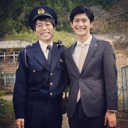 テレビ朝日「オトナ高校」のインスタグラム：「. 撮影後の記念写真👮👨‍💼📸 . #オトナ高校 #テレビ朝日 #高橋優 #三浦春馬 #主題歌でのコラボに続き #ドラマ でも #共演 ✨✨ #幼少の頃から #警察官になりたかった男が #秋田から出てきて #オトナ高校を守るために任務に就いた #という設定😂  #秋田弁 #要チェックです‼️」