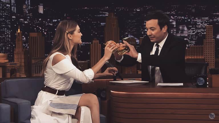 ジジ・ハディッドさんのインスタグラム写真 - (ジジ・ハディッドInstagram)「THANK YOU JIMMY! 🍔🥂🌑🌃」11月21日 13時12分 - gigihadid