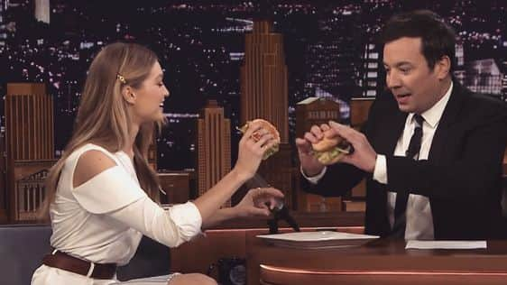 ジジ・ハディッドさんのインスタグラム写真 - (ジジ・ハディッドInstagram)「THANK YOU JIMMY! 🍔🥂🌑🌃」11月21日 13時12分 - gigihadid