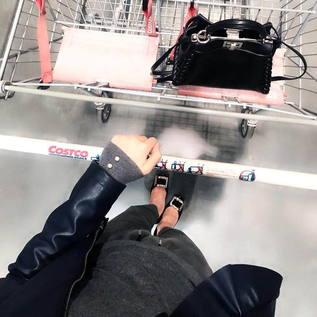 湯浅喬子のインスタグラム：「DMが多かったので、、 この間のパール付きニットはzara🐭🌫🌫🌫 、 靴は @rogervivier 👠👠 #costco 🐻#zara#fendi#フェンディ」