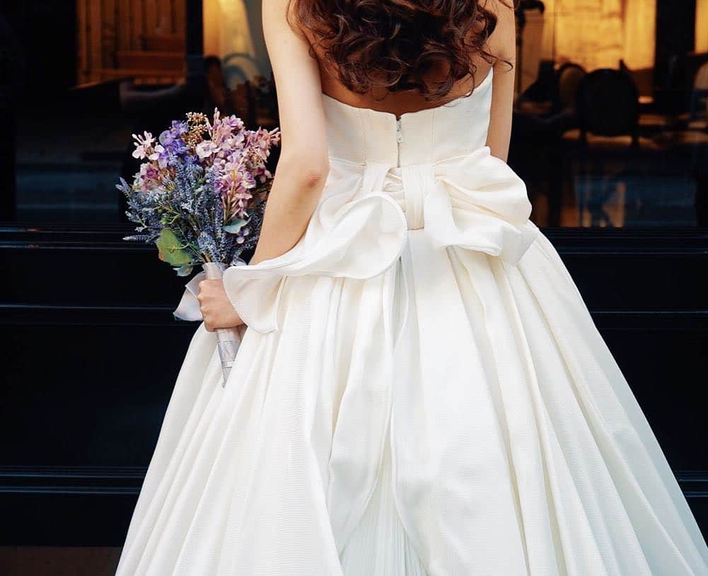 VOW_weddingのインスタグラム：「sissiを着られました☺️✨ このドレスは本当に人気です💄」