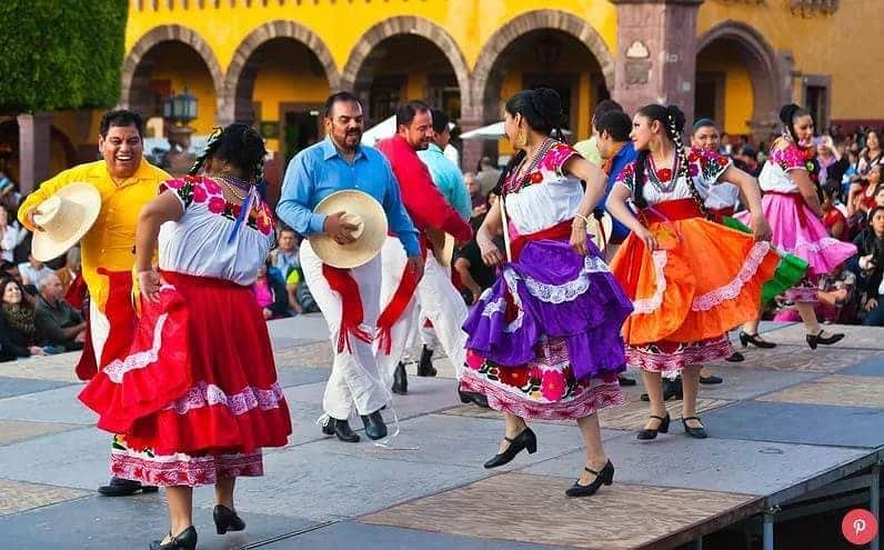 トレージャのインスタグラム：「San Miguel de Allende, Mexico - what a festive travel destination! #traveltuesday #travel #newplaces #vacation #wanderlust #colorful #festive #novembertravel」