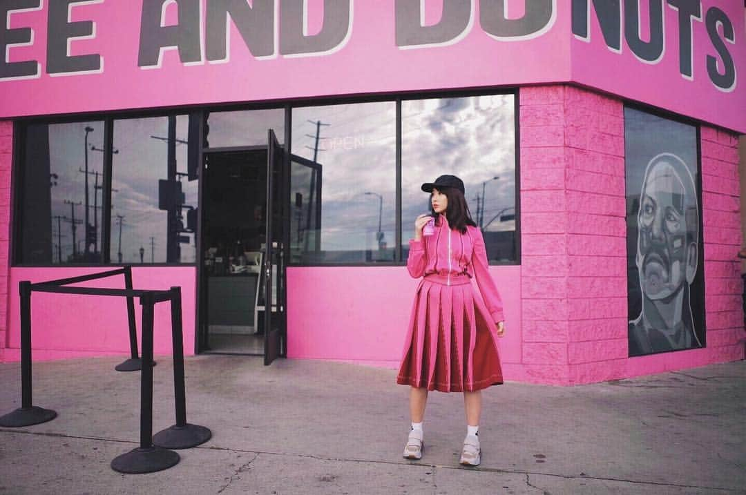 小嶋陽菜さんのインスタグラム写真 - (小嶋陽菜Instagram)「🍩🔪💀💗 #dannytrejo  #losangeles」11月21日 17時39分 - nyanchan22