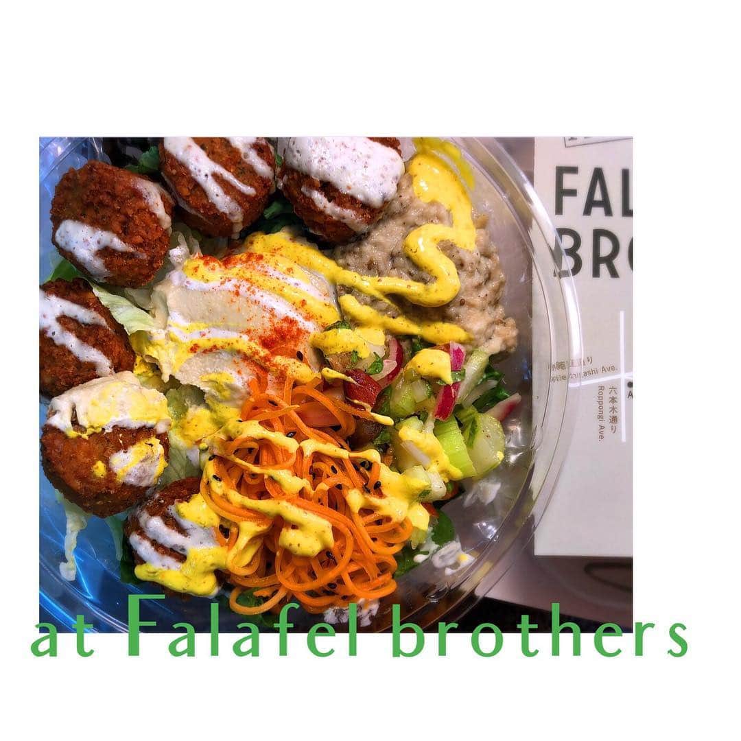 ソニン クッキングさんのインスタグラム写真 - (ソニン クッキングInstagram)「. 【食べインスタ】 “Falafel brothers” in Roppongi. 🧡Falafel salad bowl(You can choose three toppings. I chose shredded Carrots, Celery, & Baba ghanoush) ¥1,080🧡 六本木ブルーシアターで上演している時に利用しました。ファラフェルやフムスのお店がどんどん増えればいいのにと常日頃から願っている。美味しゅうございました！お店は狭めでイートインが2-3席ある感じです！土地柄外国のお客様が多いため英語表記&対応万全！ Foreigner & English friendly! #VeganPlaceInJapan #SonimVeganSelection #VeganBlog #VeganInstagram #VeganInTokyo #Falafel #Hummus #ベジタリアン対応店 #ヴィーガン店紹介 #ソニンヴィーガンセレクト  #ファラフェル #フムス #ハムス 劇場近くのベジ対応紹介とかやっていこうかね…」11月21日 18時29分 - sonim_ckbk