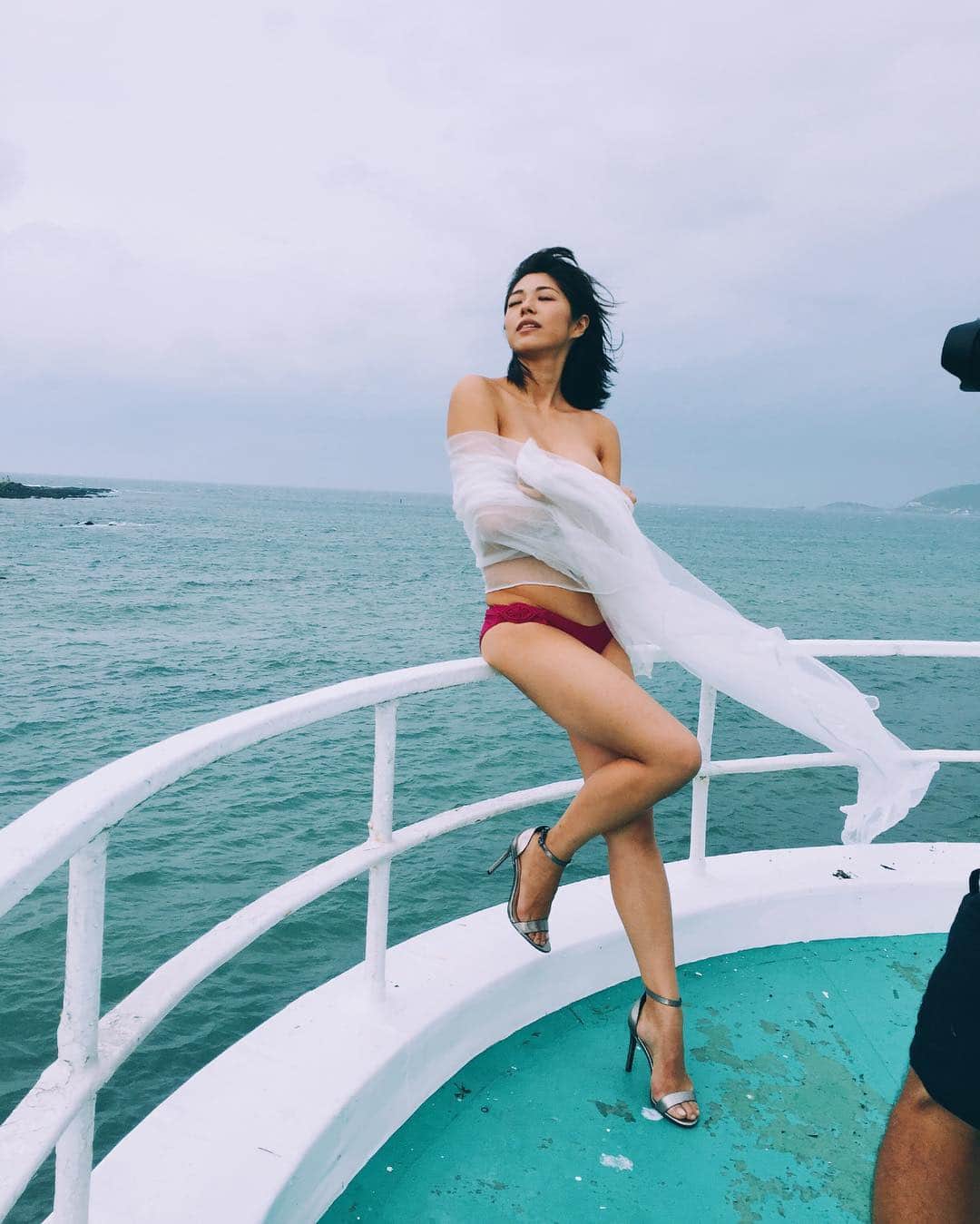 わちみなみのインスタグラム：「わたしは〜海の女〜💗笑 風強すぎたい . 発売中のフライデーみてくれてるの❓ . 動画の方が良いの❓笑 そーりー！動画なかった(^^)だからまたとるね💗 . #わちみなみ #FRIDAY #オフショット #海 #model」