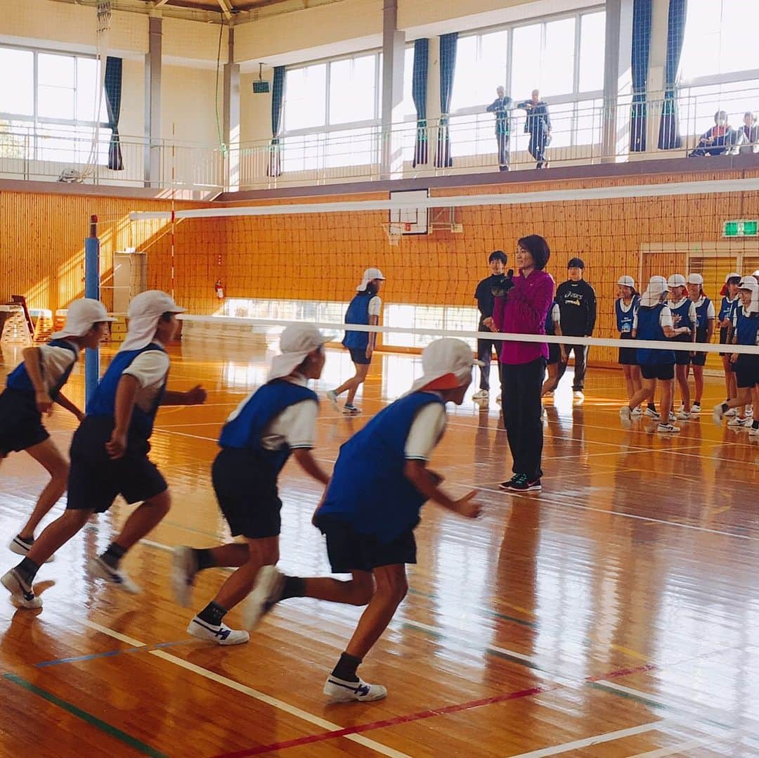 高橋みゆきのインスタグラム：「宮崎✨授業終わりました🏐 #宮崎 #妻南小学校 #今日も人数多かったー #喉がやられた #明日は午前授業」