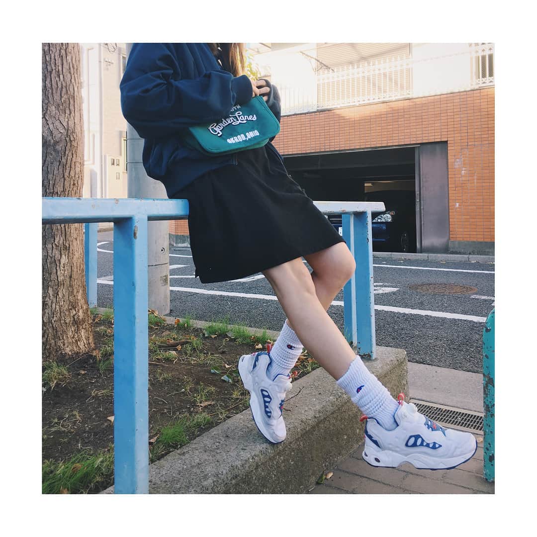 村田倫子さんのインスタグラム写真 - (村田倫子Instagram)「スニーカーにゆるっとルーズソックス。 このポンプは2年くらい履いてるけど一向に飽きません。青好きだなあ #りんこーで」11月21日 21時21分 - rinco1023