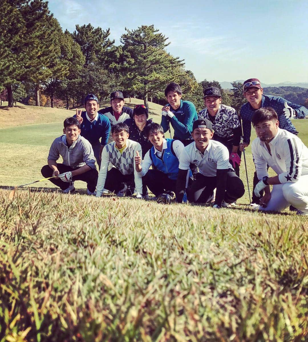 川瀬晃のインスタグラム：「今日は先輩方とゴルフに行って来ました〜😇 台湾に行く前にいい思い出ができました！  明日からウィンターリーグ。 やるからにはしっかり結果出して来たいと思おます。目指せ打率3割越え😆 #西新こころ #GenBee」