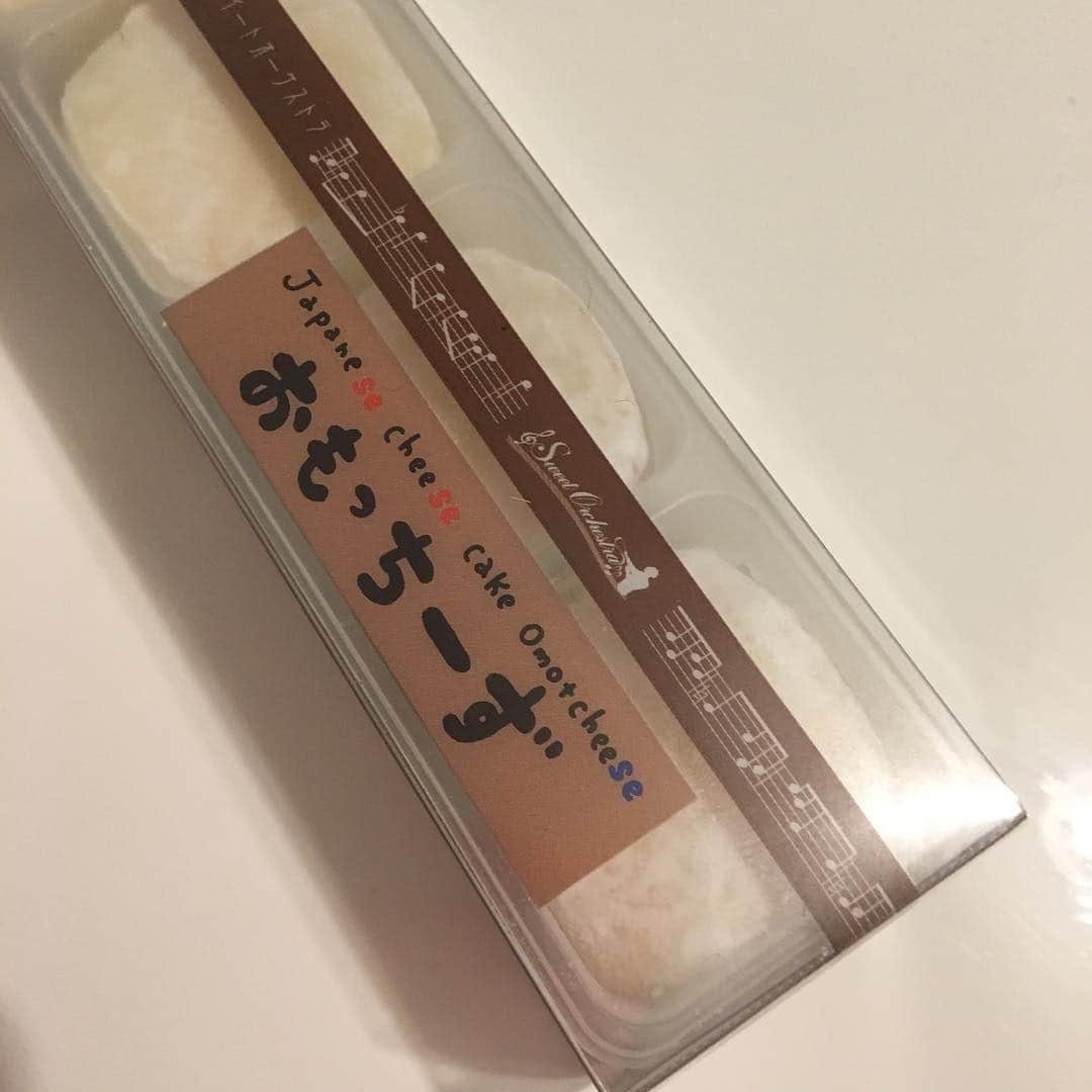 田口春菜のインスタグラム：「鶴屋の北海道展で偶然見つけた おもっちーず❤️ 初めて食べたけどうまうまー😍 #鶴屋 #大道産子市 #おもっちーず #ご馳走さまでした」