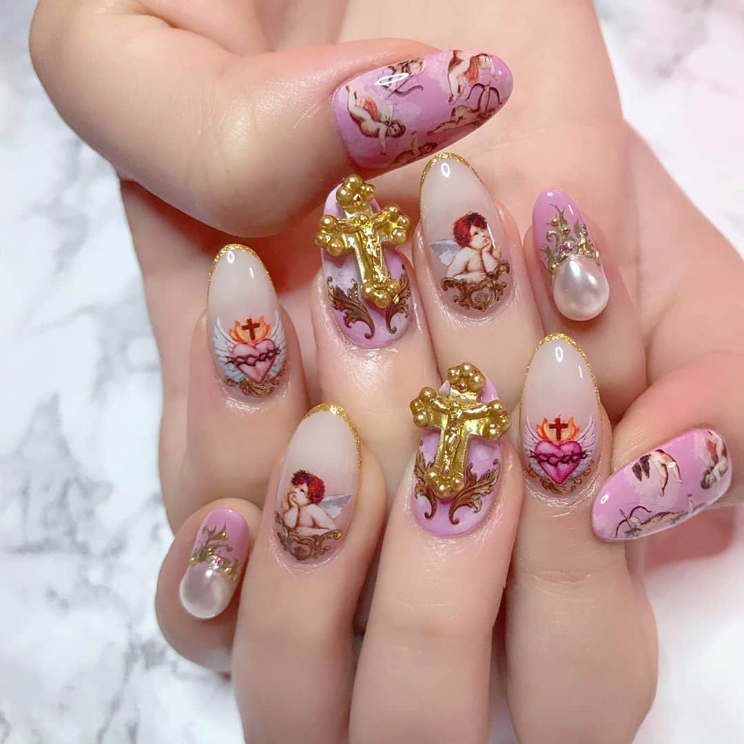 のインスタグラム：「. Angel rococo💓💭 . . 一般発売は12/1です✨ たくさんangelを貼り合わせると可愛いよ💅🏻💕使用アイテムはスワイプしてね👆🏻⏩⏩⏩ . . #gel #gelnail #nail #nailart #ジェル #ジェルネイル #ネイル #ネイルデザイン  #ファッションネイル  #wings #美甲 #寫真貼紙 #ネイルチップ #ネイルアート #gold #rococo #pinkrose #shanail #nailstickers #emblems #naildesign  #fashionnail #네일몰  #angel #pink_rose_window #pinkrosewindow #prestgel #3dネイル #3dnailart #3dnails」