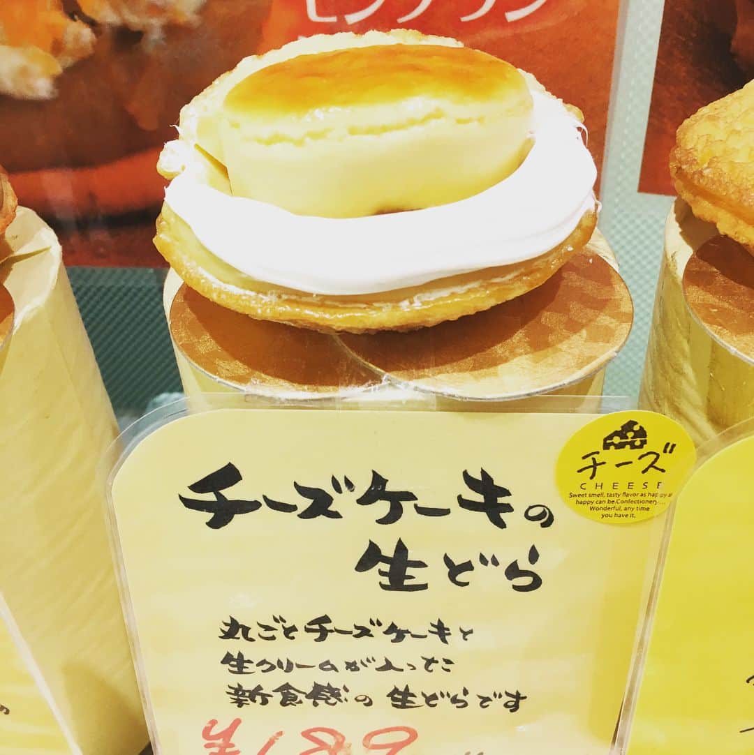のインスタグラム：「チーズケーキが、どら焼きの中に✨😲 #とびっきり！しずおかスイーツコレクション #静岡パルコ  地下1階 #どら焼き  #桜屋  #10種類以上のどら焼き #おすすめ は #むらせや #信康餅  #小さい頃から100個以上は食べてます #26日(日)まで」