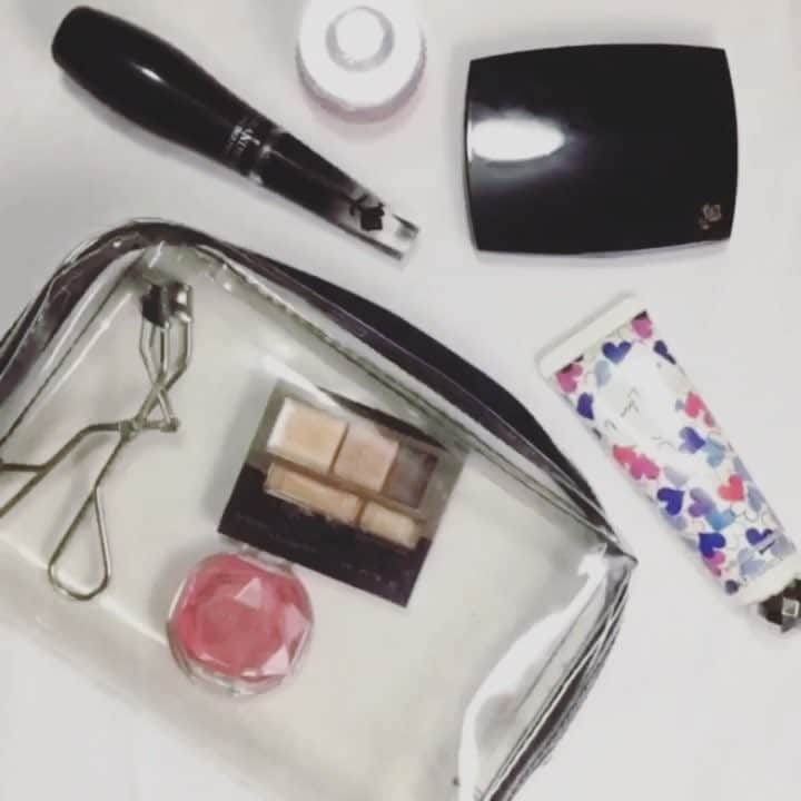 のインスタグラム：「💄#cosme #movie  見た目も可愛くサイズも便利な無印のクリアポーチにお気に入りのコスメを入れてみました❤︎プチプラでも可愛くなれちゃう有能コスメたちは、またご紹介します〜！ #sucle」