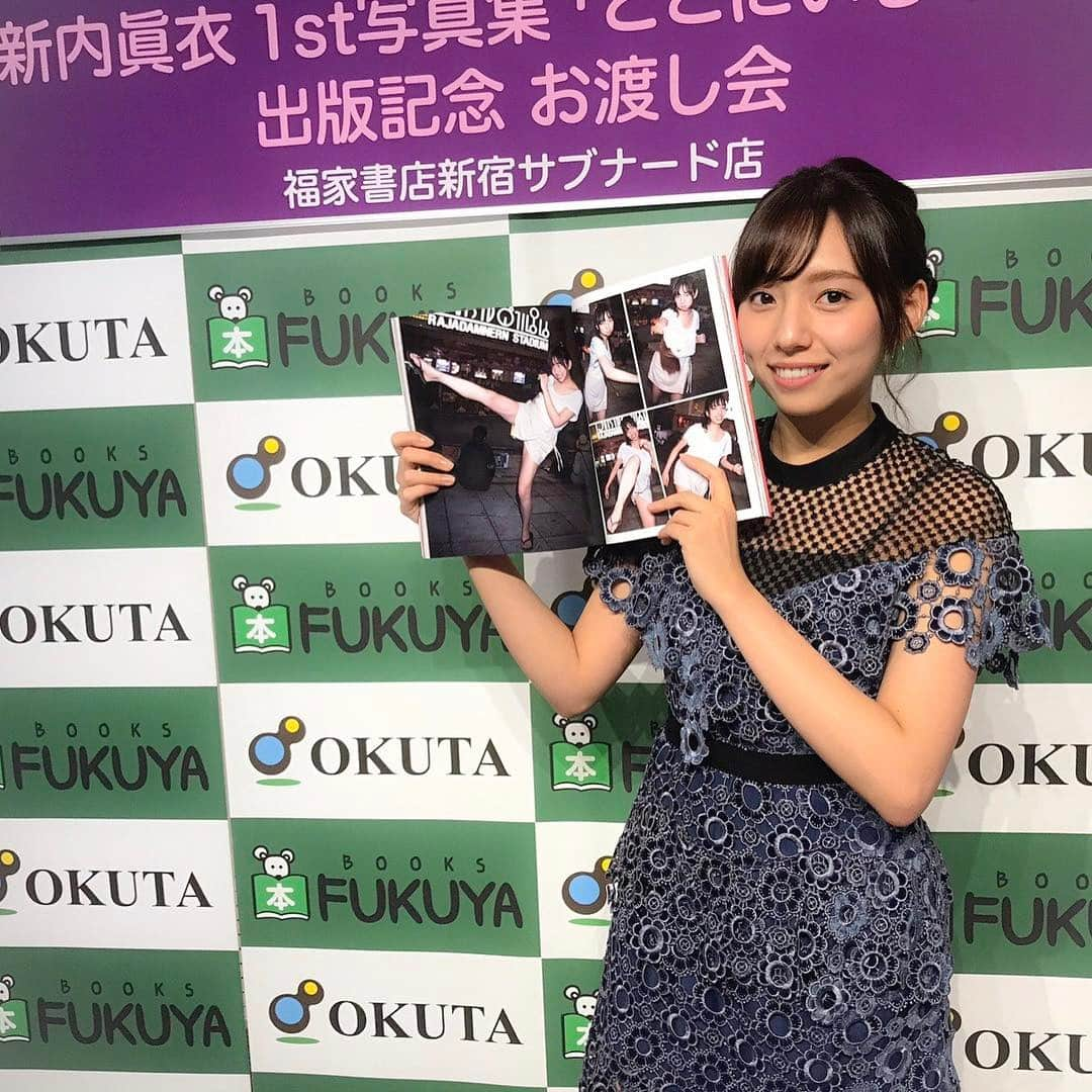 新内眞衣のインスタグラム：「まいちゅんファースト写真集出版記念お渡し会にたくさんの方にきていただいてありがとうございました！ 写真は、記者会見で好きな写真はと聞かれて、選んだムエタイ風キック写真のページを開くまいちゅん。 「思った以上に決まってました！」(まいちゅん) #乃木坂  #タイ #どこにいるの  #オールナイトニッポン０  #新内眞衣」