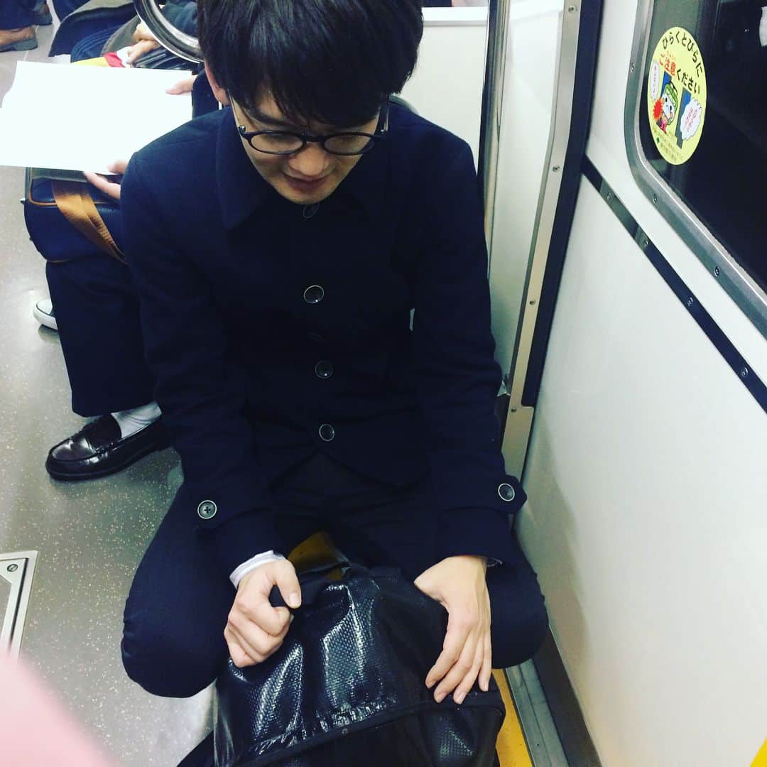 山崎ケイさんのインスタグラム写真 - (山崎ケイInstagram)「‪昨日はあんなに元気だったのに、気持ち悪くなってきた…と電車で座り込み始めた。‬ #ジェラードン #海野さん #話すことない #きまずい #話しかけなきゃ良かったかな #ご近所さん」11月22日 11時13分 - kei_yamazaki_aisekistart