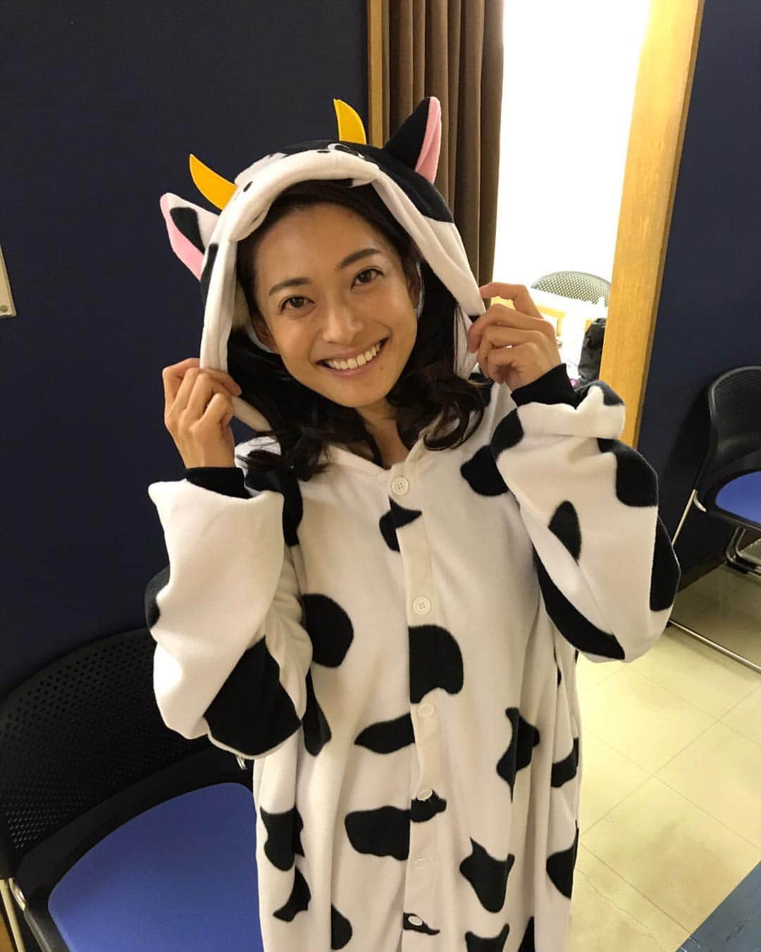 TBS「監獄のお姫さま」のインスタグラム：「#プリプリ 第6話見ていただけましたか？ #見逃してしまった人 #もう一度見たい人は #TVerでみてね #細かい小道具や #セリフなどに #注目すると #新たな発見があるよ  #恋神 #シーズン4 #泥沼 も見れます #我らが癒し #乙葉 さん #牛の着ぐるみ着ても可愛い」