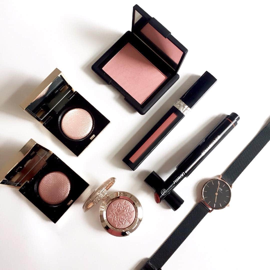 ___ranonのインスタグラム：「11/22 #make_up ＊ #bobbibrown リュクスアイシャドウ ムーンストーン,メタルローズ #maccosmetics  エクストラディメンションアイシャドウ イッツスノーイング #nars  ブラッシュ 4060 #shuuemura  ティントインバーム フォールアンバー #dior ルージュディオールリキッド 427 ＊ 先日postしたホリデー購入品たちが好きすぎて毎日毎日毎日何かしら使って楽しんでます！ ＊ 今日はムーンストーンを指で目頭から中央に、イッツスノーイングを二重幅、メタルローズで締めました。 ＊ そして、ダニエルウェリントンさんがブラックフライデー5日間限定キャンペーンを行うそうです！ ＊ 11/23〜11/27までの期間中、 ✔︎Dapperシリーズ腕時計の購入で25％OFF（クーポンコードと併用で36％OFF！） ✔︎任意腕時計購入で替えベルト1本無料（クーポンコードと併用可） 15%OFFクーポンコード［ranon］2018/01/15迄  https://www.danielwellington.com/jp お得なこの機会にぜひ💕 ＊ #今日のメイク #コスメ #メイク #今日のコスメ #アイシャドウ #チーク #リップ #cosmetics #cosme #化粧品 #makeup #danielwellington #腕時計 #ブラックフライデー #MAC #時計 #ナー#シュウウエムラ #ディオール #ホリデー」