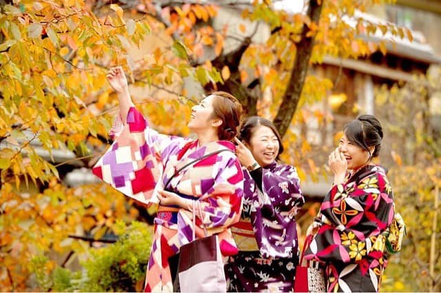 じゃらん遊び・体験予約のインスタグラム：「女子旅といえばやっぱり着物体験👘 紅葉に着物はフォトジェニック✨ じゃらん遊び体験で秋冬の遊び体験を予約しましょ。 .⠀ photo by @ma20k ⠀ #jalan_asobi タグを付けて頂いた投稿の中から @jalan_activity 担当者がピックアップした作品を紹介しています！ いいね&コメントお待ちしております✨⠀ .⠀ ＼✨#jalan_asobispot -じゃらん遊び・体験全国人気スポットフォトコンテスト開催中✨／ 選ばれた方は、『じゃらん』に掲載されます！⠀ ▶︎詳しくはホームのURLをチェック! @jalan_activity⠀ .⠀ .⠀ #じゃらん遊び体験予約 #instagramjapan #tokyocameraclub #土曜日の小旅行 #ig_japan #wu_japan #lovers_nippon #team_jp_ #photo_shorttrip #s_shot #東京カメラ部 #jp_gallery #japan_daytime_view #体験 #外遊び #観光 #絶景 #日本の絶景 #女子旅 #カメラ女子 #旅好きな人と繋がりたい #旅好き #goproのある生活 #着物 #紅葉 #プチ旅行 #着物女子 #フォトジェニック」