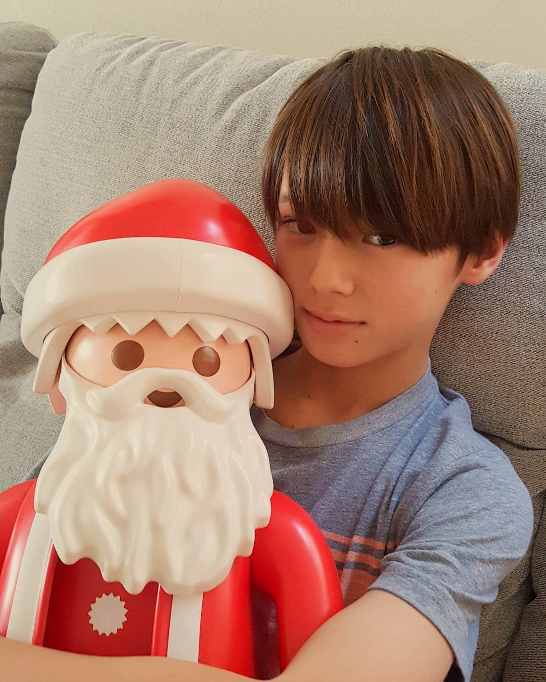 翔さんのインスタグラム写真 - (翔Instagram)「大好きなプレイモービルのサンタさんと一緒に(母が)🎅💕 * * #明日から #学校休み #やったー #夜更かしできる #じじばばが来る #えっ。。。#感謝祭 #サンクスギビング #ファミリーサービス #いろんな意味で #辛いよね #母が #頑張ろう #頑張ろう #頑張ろう #食いだおれ #デブ活 #準備は #オーケー #プレイモービル #サンタさん #ハーフキッズ #小学生 #アメリカ生活」11月22日 11時53分 - sho0509official