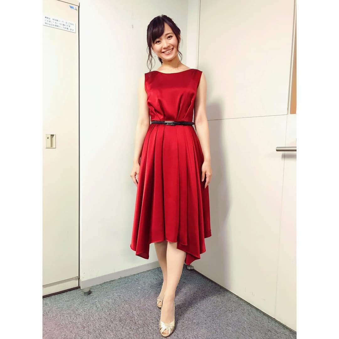 のインスタグラム：「*＊ 今日11/22(水)は“いい夫婦の日”、ですが、 コチラも忘れないで下さいね♪ #THEカラオケバトル #放送 あります(18:55〜)！ #今夜 は #歌の異種格闘技戦  #ルーキーズカップ ということで #全員 が #番組 #初出場 です。 #ジャンル を超えた歌の #プロ 達の #熱いバトル #お見逃しなく！！ #衣装 は #真っ赤なドレス☆」