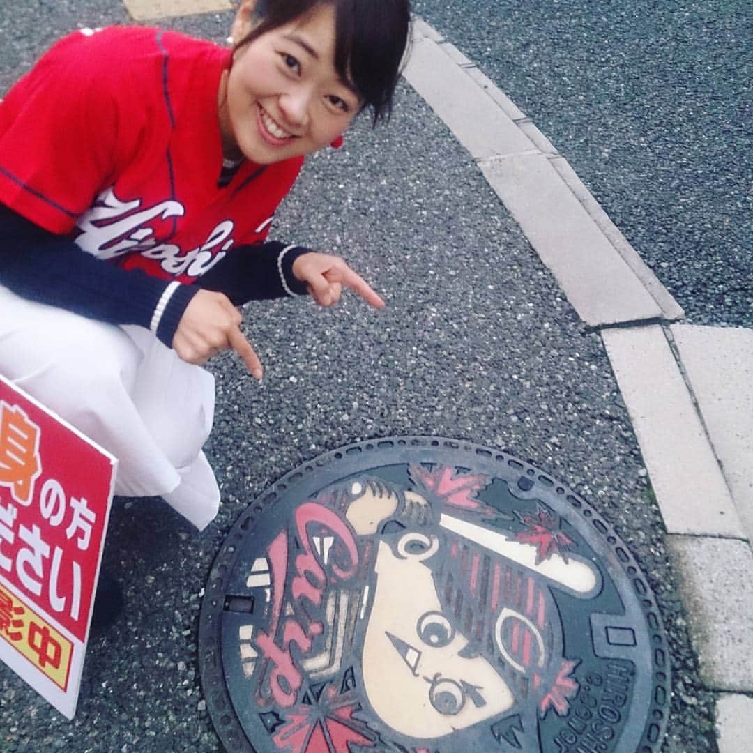 のインスタグラム：「東京に続き、#広島 で#愛媛 を探せ！！ 行ってきました～♪ #カープ坊や の#マンホール 発見！！かわいい(*^^*) #カープ女子 ！？ではないんですが、ロケ中は、にわか#カープファン になって盛り上がってました。笑  #よるマチ ！、今夜7時放送♪ お楽しみに⭐  #広島カープ #カープ #あいテレビ #アナウンサー」