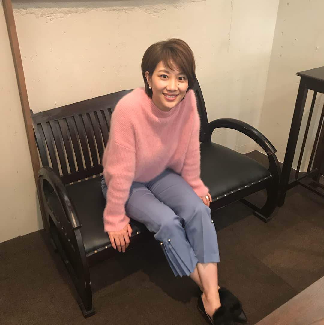 潮田玲子さんのインスタグラム写真 - (潮田玲子Instagram)「お仕事day！ 衣装のピンクのニットが可愛いのだけれど、身振り手振りで話すもんだからニットの毛が舞って口やら鼻やら色んなところに入りそうになる笑笑  #仕事 #衣装 #テレビ #インタビュー収録 #NHK」11月22日 15時21分 - reikoshiota_official