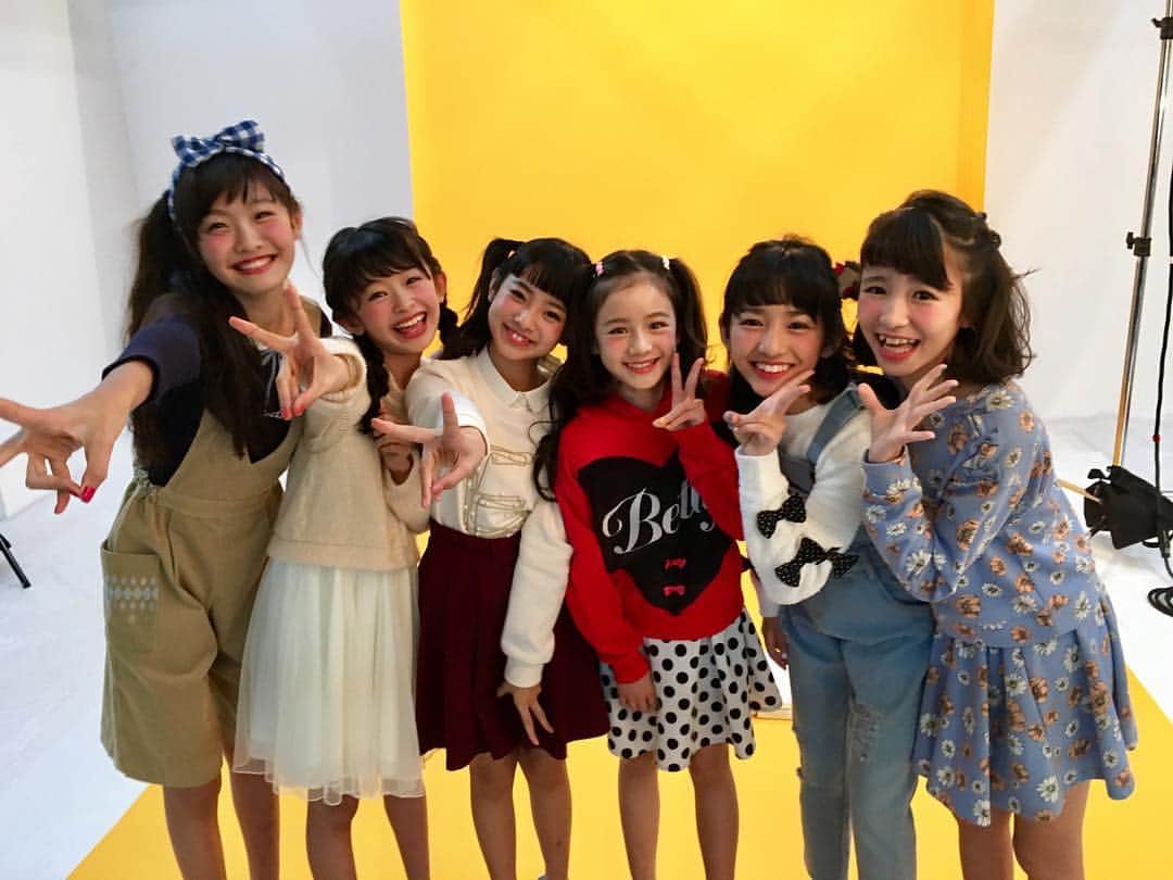ニコ☆プチのインスタグラム：「ただいま編集部は絶賛2月号の作業中… 新プチモの発表や、なんでもランキング、 エリナマガジン、卒服、 プチモのお部屋などなど… 書ききれないほど盛りだくさん〜〜\( ˆoˆ )/ 年内ラスト号まであと1ヶ月♡ 楽しみにしててね☺️♡ #去年のオーデ組6人 #初撮影後オフショット #なつかしす #1年ってはやいねえ」