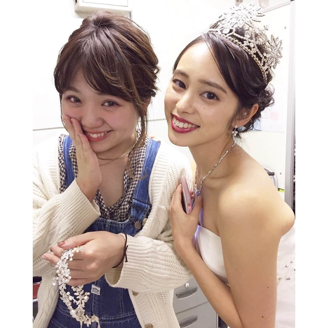 内田侑希さんのインスタグラム写真 - (内田侑希Instagram)「[ももさん💇🏻💖] ちょうど裏でティアラに付け替えてくれた写真👑時間が限られてる中で、入場のハーフアップからこのアップスタイルにしてくれて、もー本当に感謝です！！そして素敵すぎて感動😭✨ * ステージを見て泣いてくれたらしくて、それがとっても嬉しかったです😊 * スピーチでは時間の関係もあって言えなかったったけど、この半年たくさんの人に支えてもらったなぁ〜…幸せ者です😌✨ *  #misssophiacontest#上智#ミスコン#ミスソフィア#2017#miss#misssophia#上智大学#内田侑希#上智ミスコンno4」11月22日 17時27分 - miss_sophia_no4