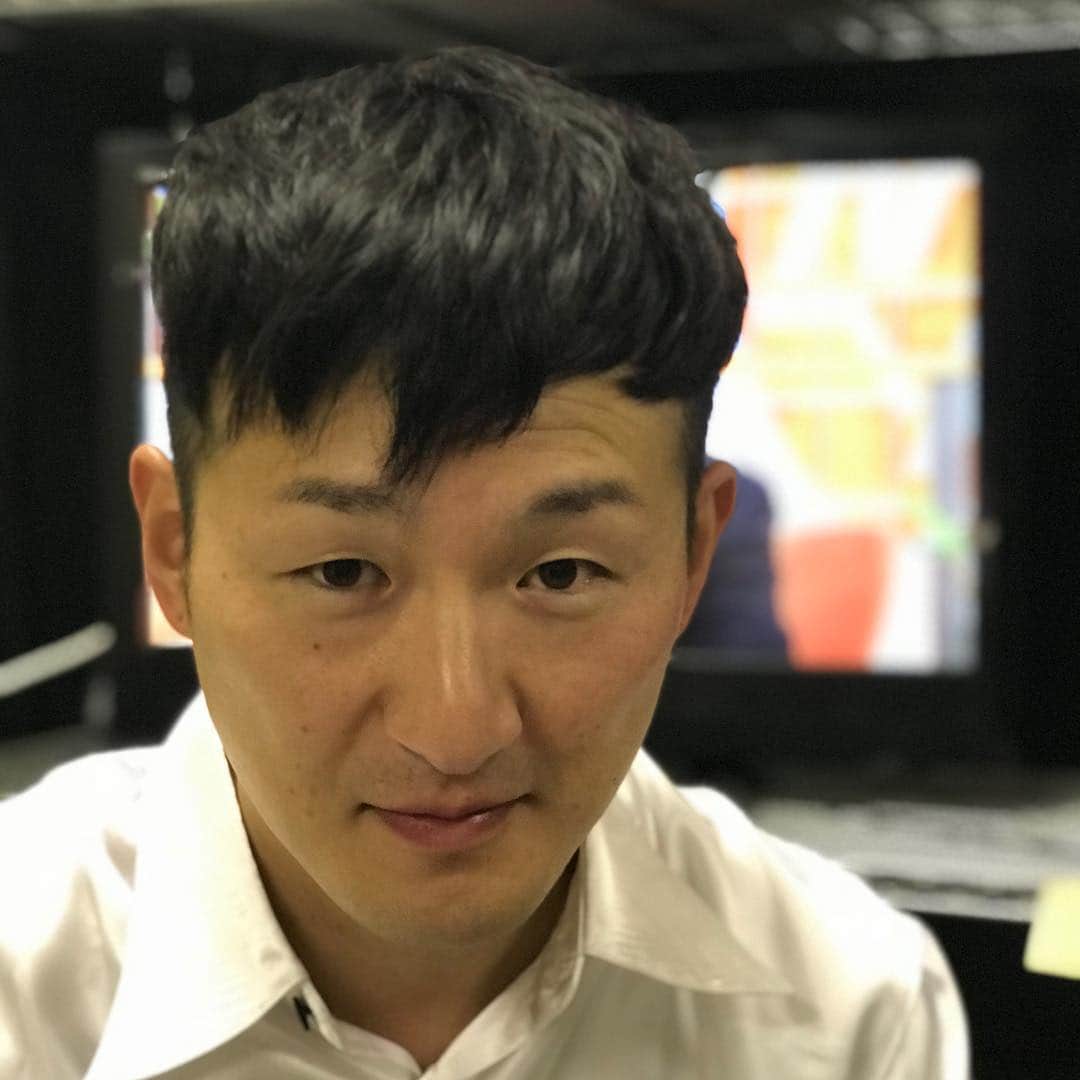 川島明のインスタグラム：「ロバート馬場ちゃん  #全部のゲームの本体持ってるからヤンキーに優しくしてもらってる中学生 #ゾンビ映画で一番最初に食われる奴 #急に脱サラして沖縄でカフェしだす人 #それも台風で全部飛ばされる人 #男子よりも女子友達が多いタイプの小学生 #遠足のバスの中で最初に調子乗ってたのに後半窓開けて肩ではハアハア呼吸してるやつ #お祭りの出店で原価ばかり気にしてるやつ #バイト先の休憩所でおもむろにハンドスピナーやりだして話しかけられるの待ってる先輩 #卒業アルバムでその存在を知るクラスメイト #GANTZのネギ星人 #ネギだけでじゅうぶんですよ  #冨永愛さんが売れるために捨てた自分への甘え #好きなことに関しては決してブレない男」