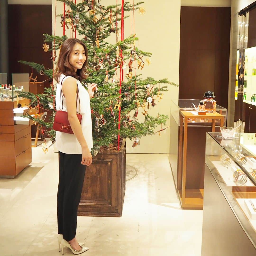 冨張愛さんのインスタグラム写真 - (冨張愛Instagram)「👉画面をスワイプ👉 * 先週の事。 Hermes Noel へ...🎄❤️ まだ11月だけど わくわくするクリスマス気分🎅、 沢山味わってきました✨ 一年経つのが早いよー😳！ * #hermesnoel #hermes #noel #xmas #xmasparty #coordinate #ootd #outfit #mystyle #fashion #instafashion #myfashion #코디네이트 #양복 #패션 #카메라 #mineby3mootd tops ... #ADORE #エルメスノエル #エルメス #クリスマス #コーディネート #コーデ #ファッション #今日のコーデ」11月22日 19時03分 - megumitomihari