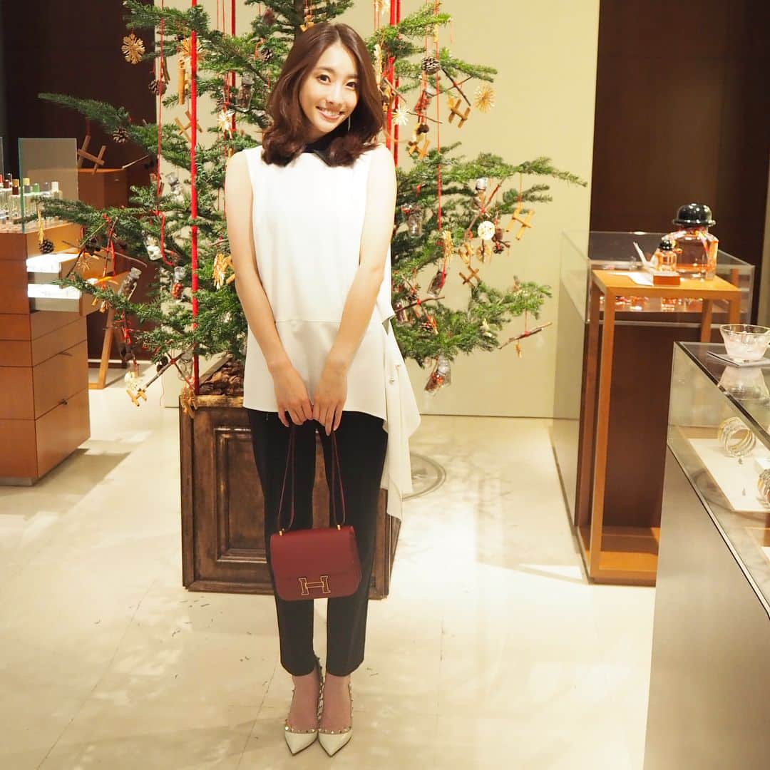 冨張愛さんのインスタグラム写真 - (冨張愛Instagram)「👉画面をスワイプ👉 * 先週の事。 Hermes Noel へ...🎄❤️ まだ11月だけど わくわくするクリスマス気分🎅、 沢山味わってきました✨ 一年経つのが早いよー😳！ * #hermesnoel #hermes #noel #xmas #xmasparty #coordinate #ootd #outfit #mystyle #fashion #instafashion #myfashion #코디네이트 #양복 #패션 #카메라 #mineby3mootd tops ... #ADORE #エルメスノエル #エルメス #クリスマス #コーディネート #コーデ #ファッション #今日のコーデ」11月22日 19時03分 - megumitomihari