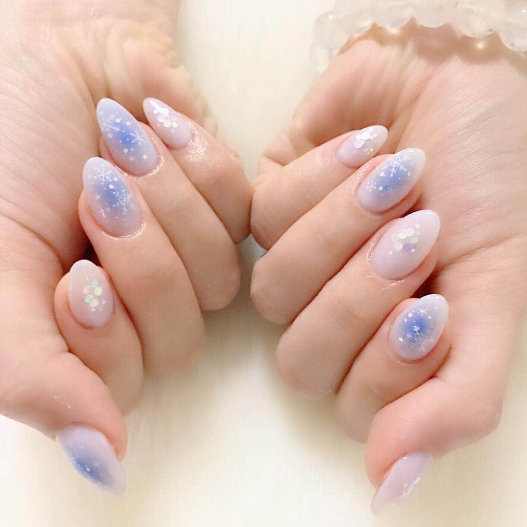 鈴華ゆう子のインスタグラム：「#寒くなってきたから #冬に向けて #雪の結晶 #シアホワイトネイル #チークブルーネイル #なかやまちえこ #ネイル」