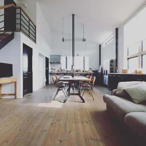 SuMiKaのインスタグラム：「倉庫を住まいにリノベーションした住宅。 高い天井やリビングに続く階段は倉庫の名残を感じます。  ボーリング場をオフィスにしたり、蔵を住宅にしたり、そんなユニークリノベーションの事例があれば教えてくださいね！ #好きに暮らそうsumika で投稿お待ちしています✨ スミカマガジンで取り上げさせてもらうかも？  創右衛門一級建築士事務所さんの作品です。 ［http://bit.ly/2iFdGAG］ #倉庫リノベーション  #リノベーション #天井高い #吹抜 #ガルバリウム #吹抜 #リビング吹き抜け #リビング #ダイニングテーブル #戸建て #戸建リノベーション #マイホーム計画 #建築家とつくる家 #好きに暮らそうsumika」
