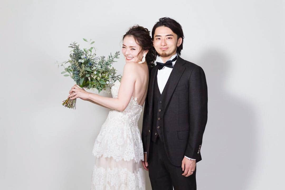 藤井明子さんのインスタグラム写真 - (藤井明子Instagram)「いい夫婦の日。 緊張し過ぎてくるみ割り人形みたくなってるのが奇跡の相方です。  #大天使ワクエル #心が宇宙 #ワクエルの98%は優しさで出来ています #ふじこの50%は物欲48%はイライラで出来ています  hair : @maison.de.rire  make: @kaori_negoro_anti  DRESS: @juno_weddingdress  bouquet: @farver_conduit_official  photo: 提督」11月22日 22時58分 - fujiko0207