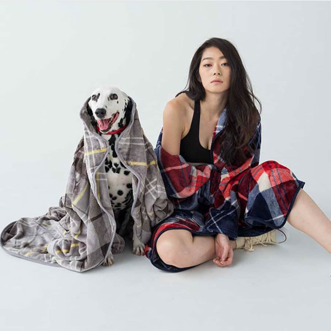SATORU JAPAN Inc.さんのインスタグラム写真 - (SATORU JAPAN Inc.Instagram)「． 本日11月22日！ワンワンにゃんにゃんの日‼︎？ かわいいペットたちと一緒にあったかい冬を迎えませんか？ ◆GROONY @groony Model: 大平真緒 @maoam1022 ． #ダルメシアン #犬 #モデル事務所 #modelagency #dalmatian #dog ． #Repost @maoam1022 (@get_repost) ・・・ ❄️❄️❄️ . もうすっかり冬だな〜🎄 . 肌触り最高で、 ぬくぬく暖かくて、 どのデザインも可愛くて、 洗濯機OK！ . 自分用でもプレゼントにもオススメ🎁 . わたしも大切な人にプレゼントしたよ〜🙈❣️ .  https://item.rakuten.co.jp/low-ya/vg-groony/ 🔍 . #groony#blanket#worm#wear#work#winter#christmas#gift#present#asianmodel#japanese#model#satorujapan#サトルジャパン#モデル#大平真緒#着る毛布#肌ざわり最高#これからの時期#プレゼント#ギフト#ぴったり#⛄️」11月22日 22時51分 - satorujapan_official