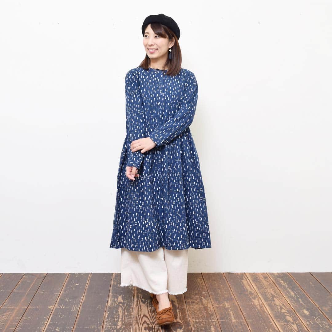 +natural(プラスナチュラル)のインスタグラム：「細かい#リボン柄 の#シャツワンピ ✨ #ネイビー のワンピースは合わせやすく可愛らしい1枚です。  #ベレー帽 と#ワイドパンツ と合わせて大人カジュアルコーデです！ ─────────────────── .+natural(プラスナチュラル)は、 優しい印象に包まれる、  ナチュラルテイストなファッションと 暮らしの情報を ご紹介するWEBメディアです ─────────────────── . .  #ハートマーケット #大人ナチュラル #ナチュラル服 #プラスナチュラル #お洒落さんと繋がりたい #秋コーデ #ママコーデ #カジュアルコーデ #大人カジュアル #ママファッション#naturallook #ナチュラルファッション #大人コーデ #ナチュラルコーデ #シンプルコーデ #撮影 #着回しコーデ #데일리록 #코디 #일본 #シンプルコーデ #冬コーデ #冷え性対策」
