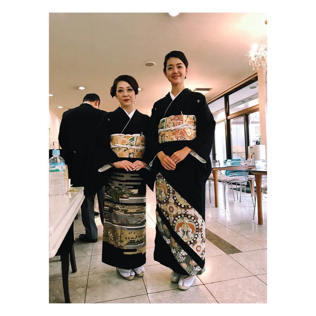 菊地舞美さんのインスタグラム写真 - (菊地舞美Instagram)「- 母が若い頃に着ていた黒留袖と簪を受け継ぎました👘  母が着ている黒留袖は、おばあちゃんの嫁入道具。  ストーリーがあるものって素敵ですよね☺️」11月23日 1時41分 - maimi_kikuchi_reborn