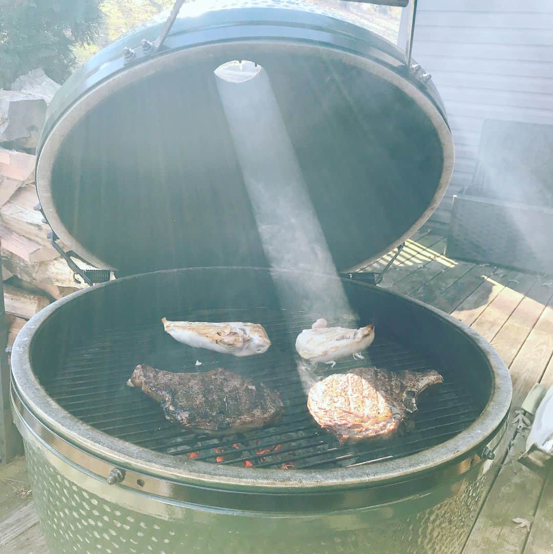 ジェイソン・スタンリッジのインスタグラム：「I’m convinced from the aroma I’m breathing in right now, that if they made a perfume for women that smelled like this steak I’m cooking, Joy would not be able to keep me off of her!!!! Well.....doesn’t really matter what she wears.......」