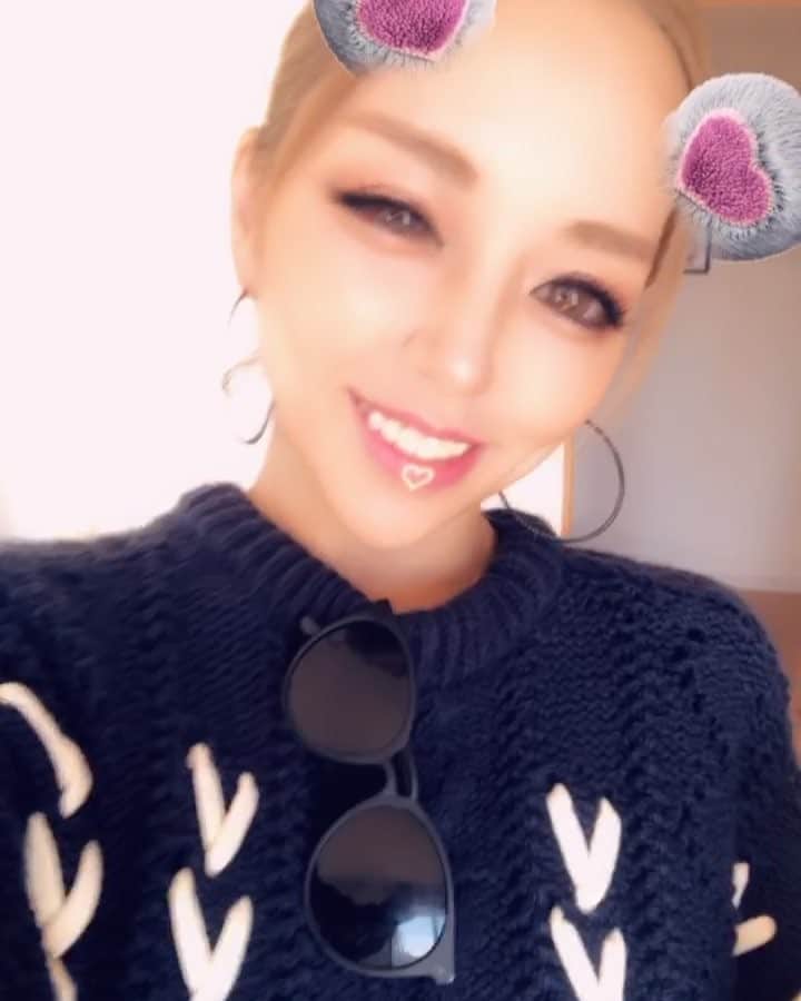 倖田梨紗のインスタグラム：「いつも誕生日終わると一気に冬になるなーー❄️で毎回こんなに寒かったかと悩む🤔 それから32歳はスナチャの加工位に整形したいと本気で悩む🤫 なにはともあれいい年にします🌼 #寒すぎるのに#雨とか泣いちゃう #整形ってここまでできるのかな #輪郭#目#鼻#全部かい#この頃普通の写真怖いから#自分を寄せようという#作戦」