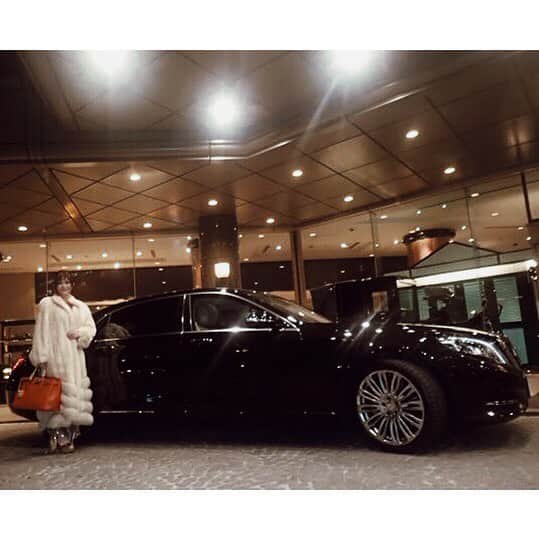 叶姉妹さんのインスタグラム写真 叶姉妹instagram マイバッハ 自分で運転をしない場合には 最近はマイバッハを移動に使っておりますよ ファビュラスな姉のグッドルッキングガイ達がいっしょの時はやはりリムジンがケンカにならずに便利ですよ