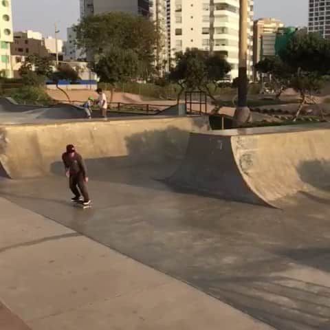 アンヘロ・カロ・ヌエバスのインスタグラム：「Backside 360 ♥️ 🎥 : @axelfrancia_17  @dcshoes @dc_shoes_peru @redbullskate @redbull @legana_inc @motorolape  #redbull #tedaalas #MotoG5splus #MotoJBL #miraflores」