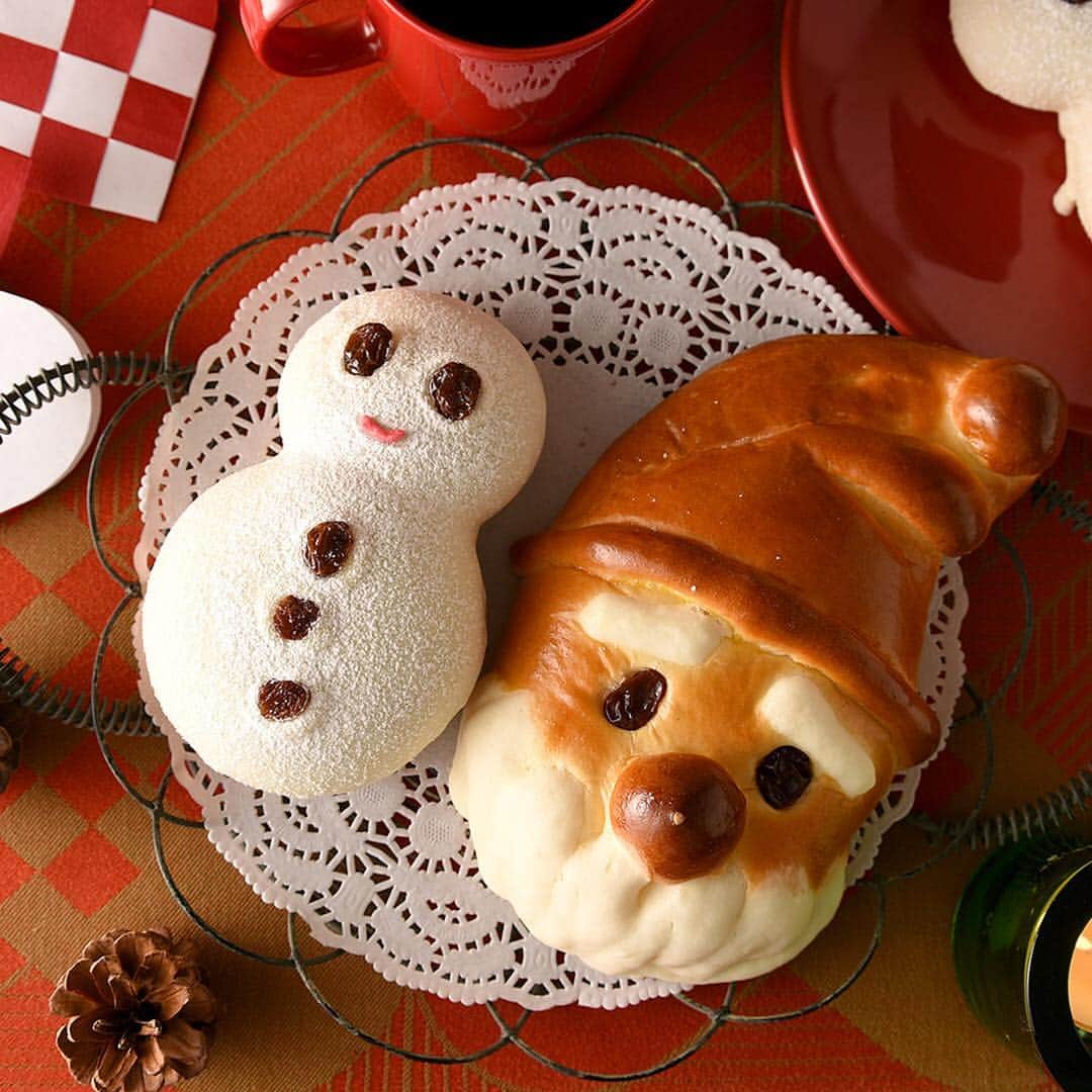 のインスタグラム：「ゆきだるま⛄️とサンタ🤶 . 真っ白な粉雪が降り積もったかのようなゆきだると、 ふっくらおいしそうなサンタさん . かわいいクリスマスのパンをどうぞ♪ . アンデルセンのクリスマス特集でもご紹介しています。プロフィールのリンクからどうぞ。→@andersen_official_jp . #アンデルセン #ベーカリー #パン #クリスマス #アンデルセンのクリスマス #ゆきだるま #サンタクロース #サンタ . #andersen #bakery #bread #instabread #instafood #christmas #snowmen #santa」