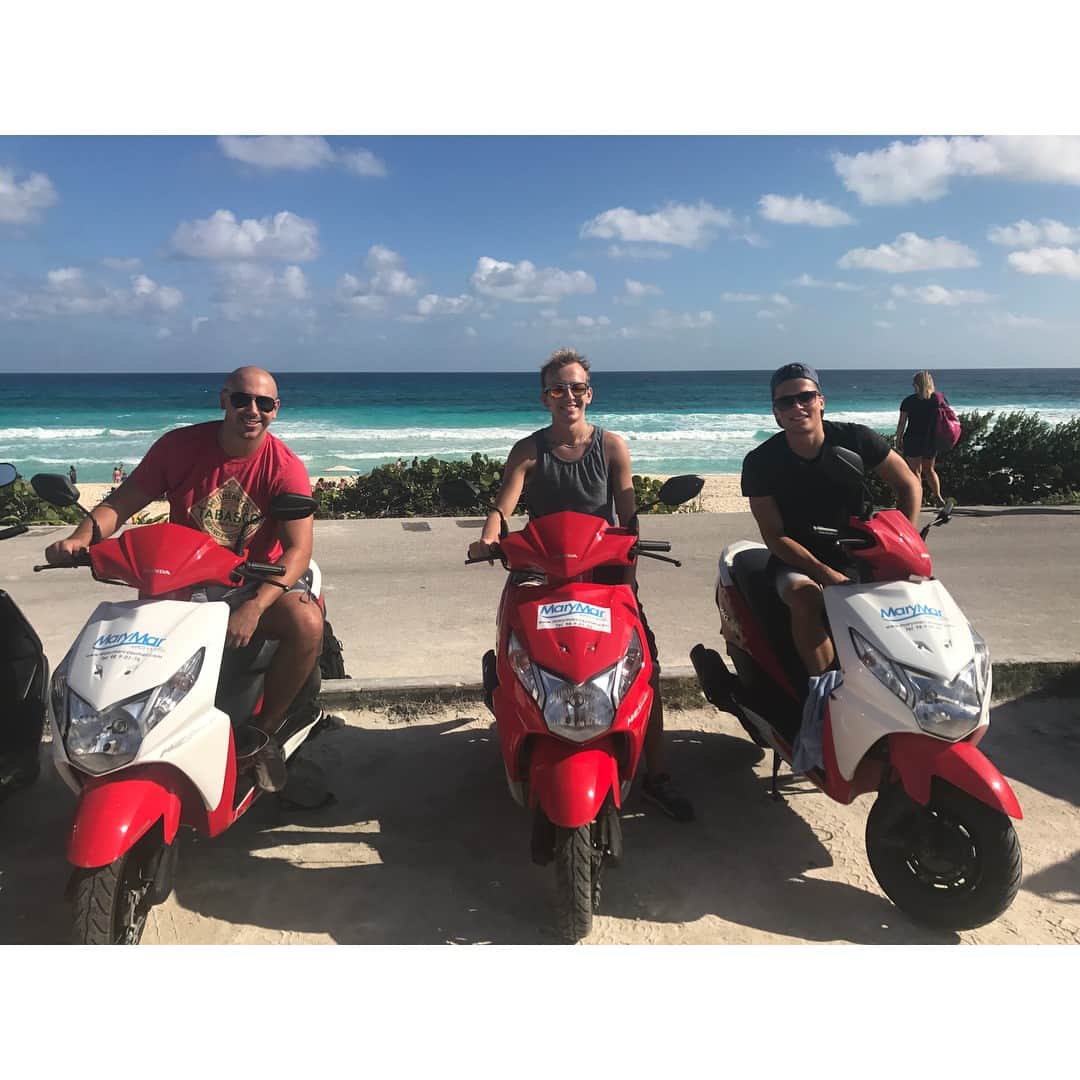 アンドレイ・ロゴジンのインスタグラム：「Another awesome scooter 🏍 day in Cozumel with the boyz! • • • #Cozumel #scooters #beachday」