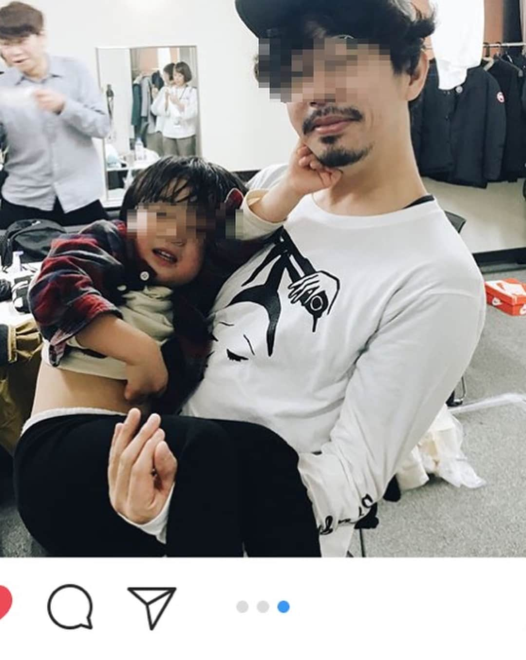 後藤正文さんのインスタグラム写真 - (後藤正文Instagram)「友人の息子を抱き上げる歌手の背後に...。 #お分かりいただけただろうか」12月18日 10時36分 - gotch_akg