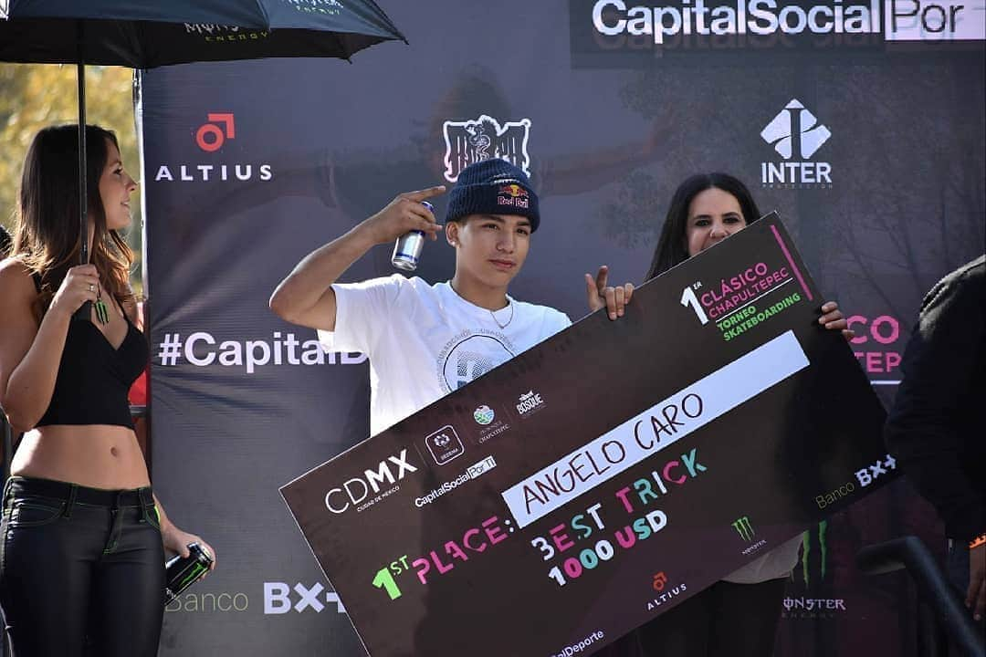 アンヘロ・カロ・ヌエバスのインスタグラム：「En la Premiación 1er puesto Campeonato de Chapultepec Mexico🇲🇽 @ampamx  @redbullskate @redbull  @dc_shoes_peru @dcshoes @legana_inc @trophygriptape @motorolape #HelloMoto #MotoZ2Play #MotoJBL」